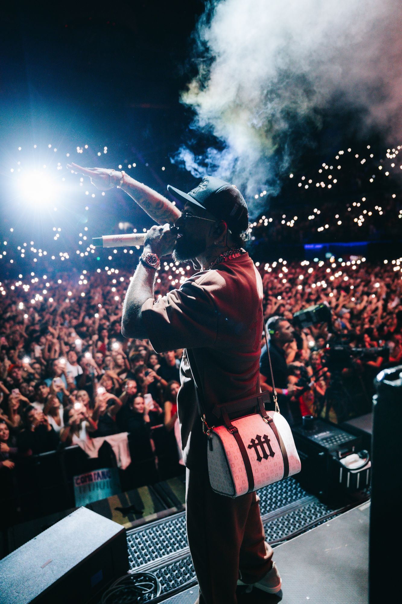 Bryant Myers performs at Movistar Arena with the white Millo Gang bag and the «m» monogram on his shoulder