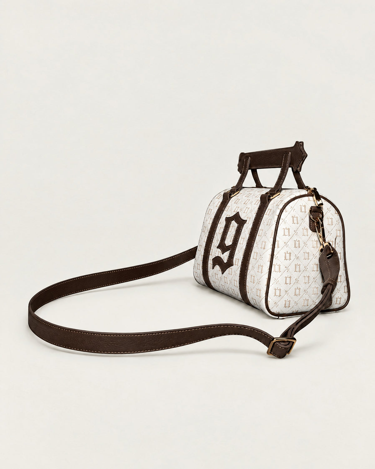 One Percent Cross Body Purse (Creme and Brown), de lado, con la correa de hombro