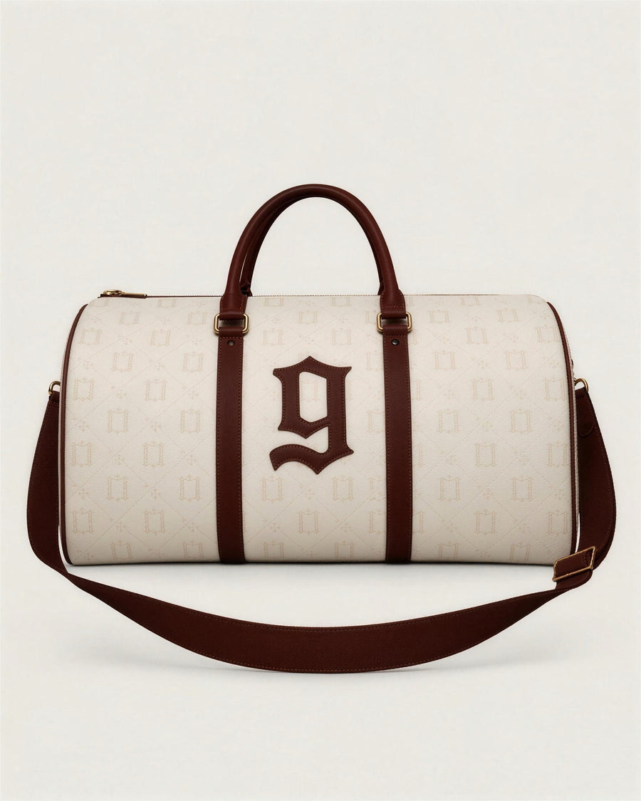 One Percent Weekender Bag (Creme and Brown), de frente, con la «g» en piel marrón