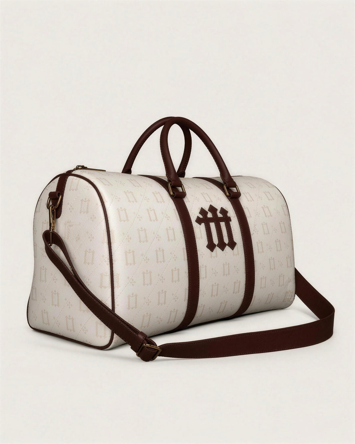 One Percent Weekender Bag (Creme and Brown), de tres cuartos por la cara de la «m»