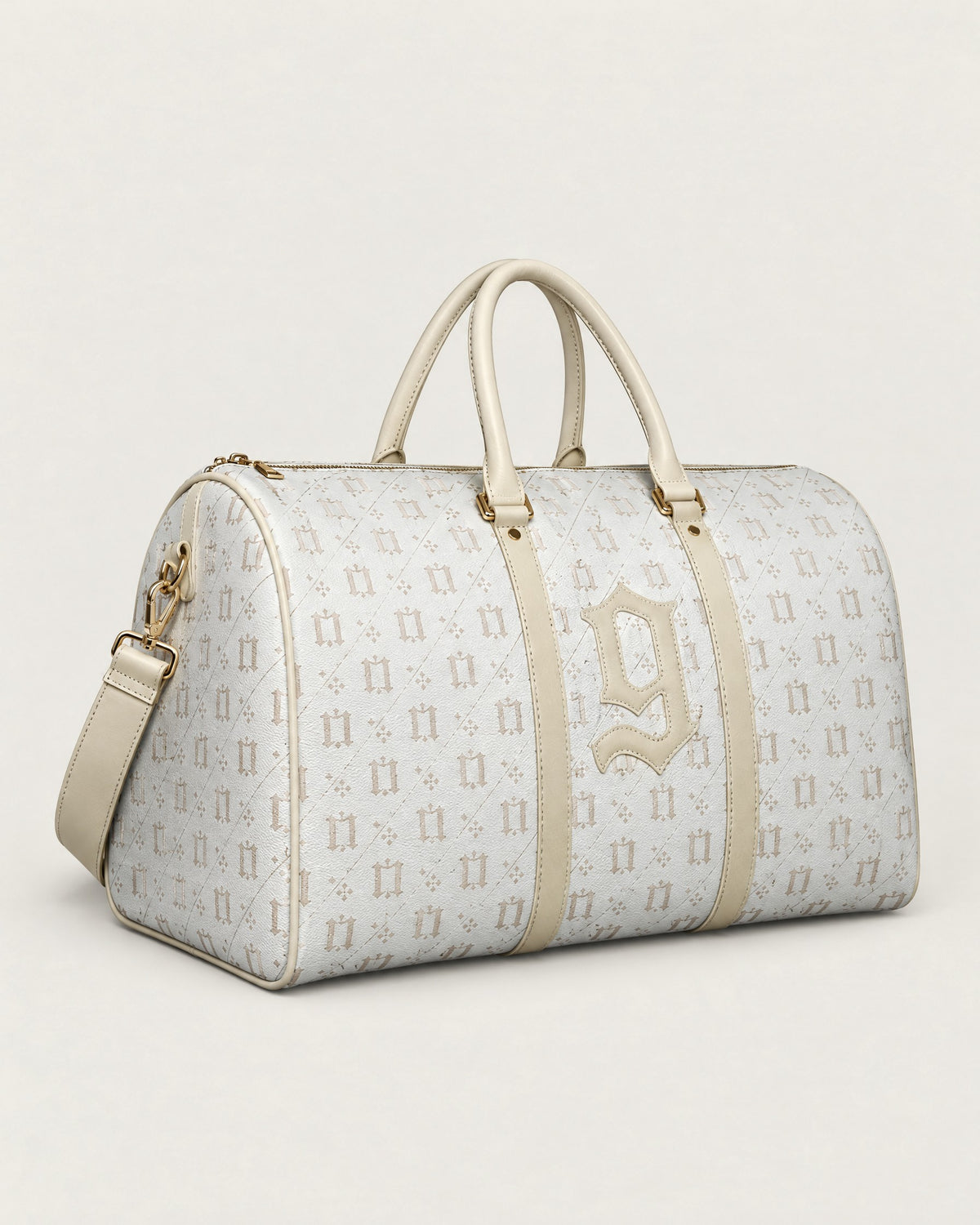 One Percent Weekender Bag (Creme and White), de tres cuartos, con la «g» en piel crema