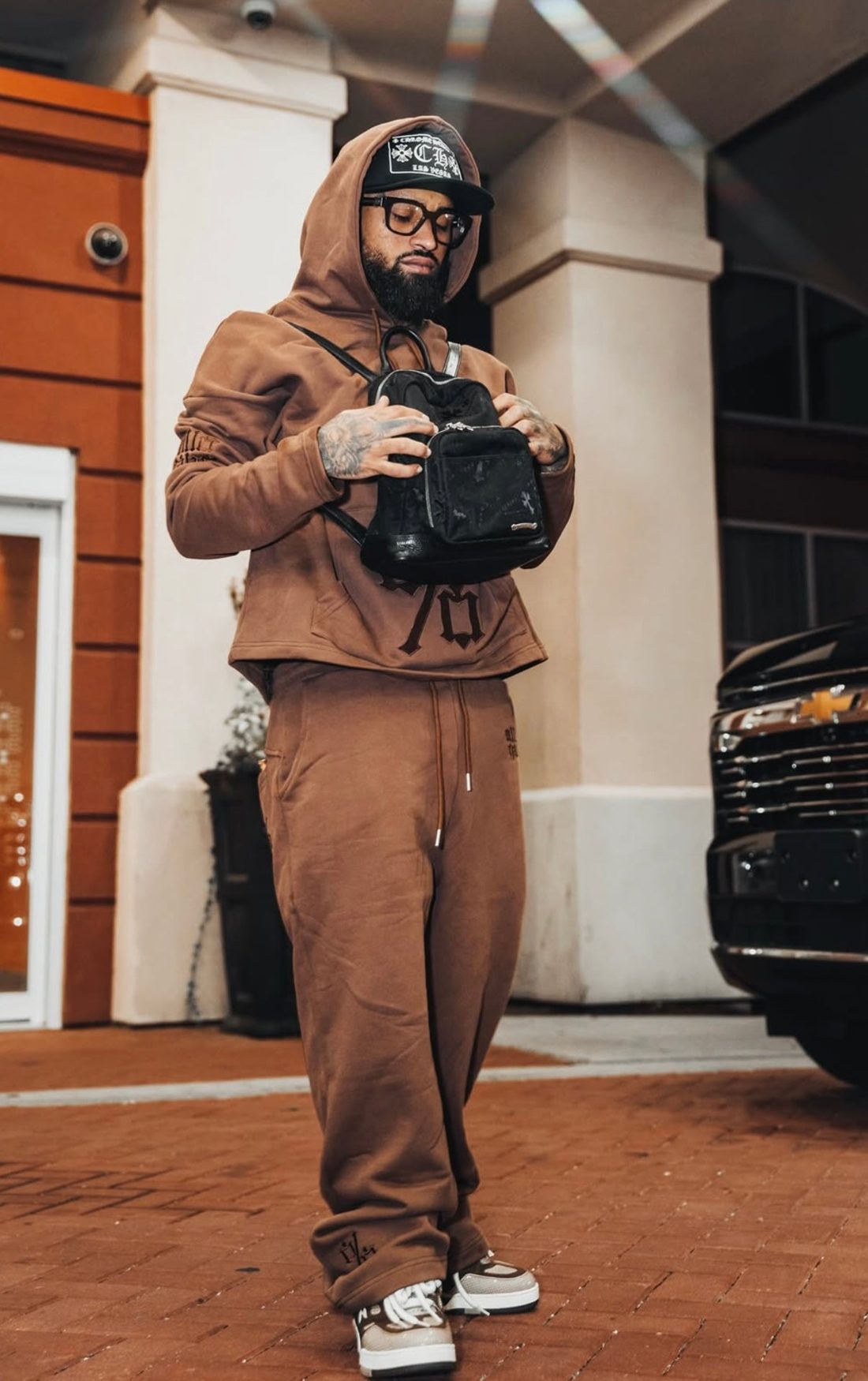 Bryant con el Brown Hoodie y el Brown Pants