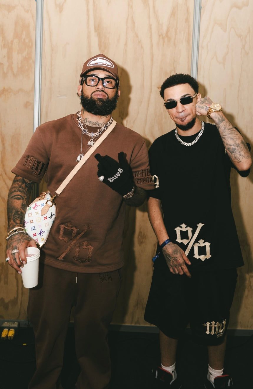 Bryant con la Brown Tee junto a su amigo con el conjunto negro