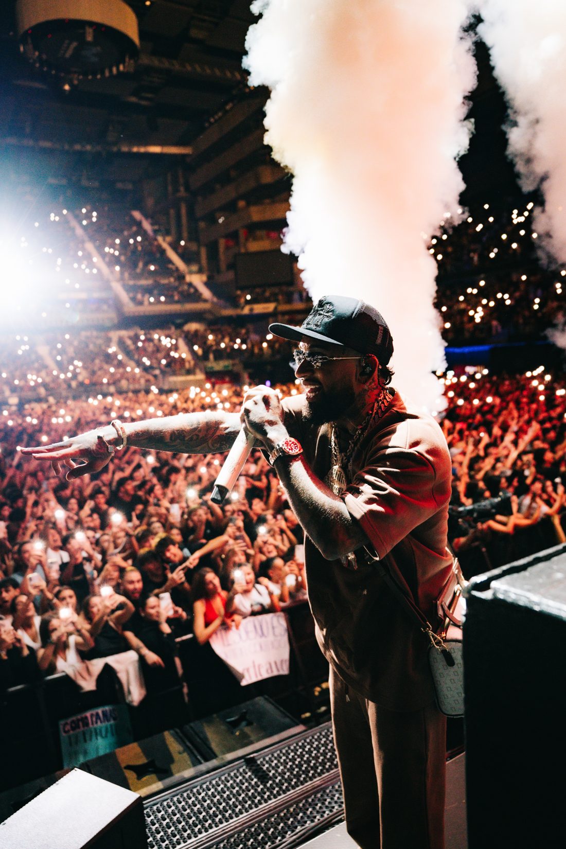 Bryant canta al público con la Brown Tee