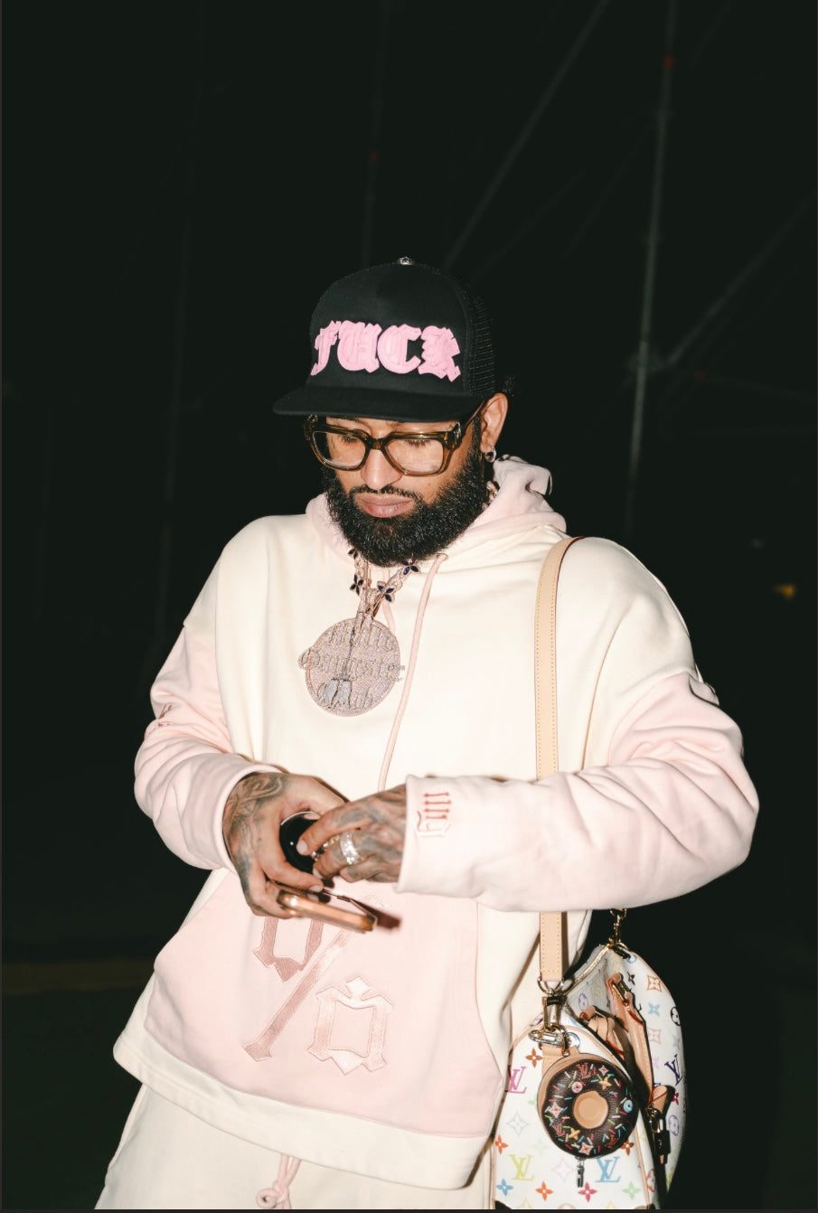 Bryant con la Pink & Creme Hoodie